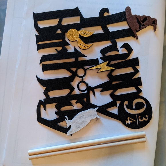 Harry Potter birthday banner and cake decorations - Picture 3 of 5